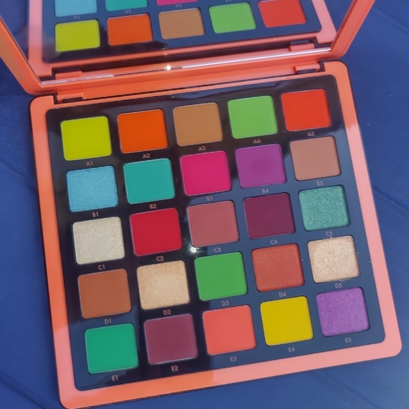 Vibrant Eyeshadow Palette Set - Picture 4 of 5